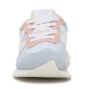 New Balance Multicolor
Size: 5.5 Youth Medium = woman’s 7